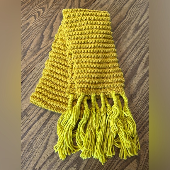 Falls Creek gold scarf - Picture 1 of 3